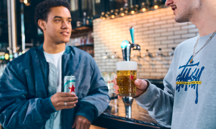 Praten met Heineken Silver in de hand Praten met Heineken Silver in de hand